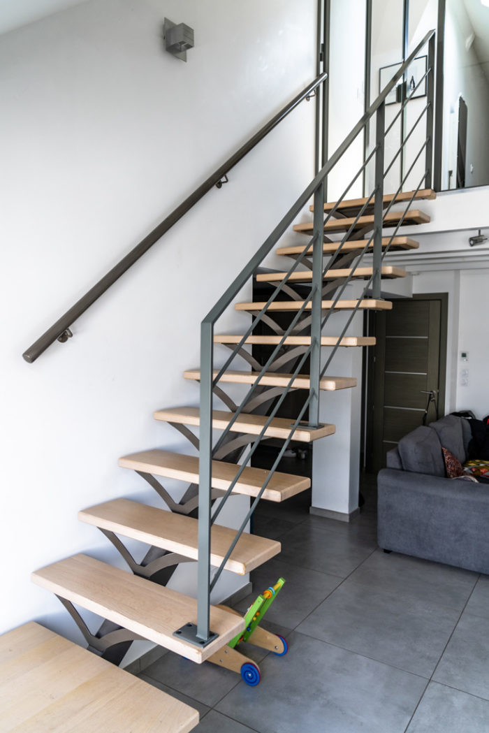 Garde-corps pour l'escalier d'une mezzanine dans un appartement à Annecy