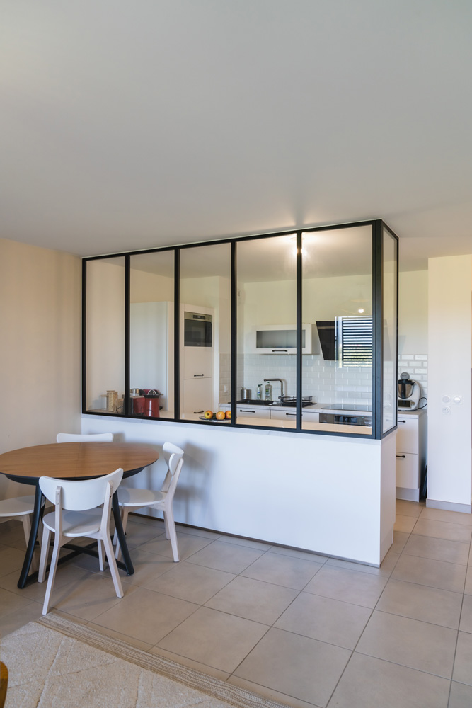 Verrière entre cuisine et salon dans un appartement à Annecy