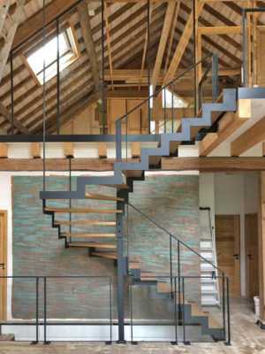 Création d'un escalier acier et bois avec garde corps acier et verre