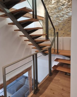 Escalier en Acier avec marches en bois et garde-corps acier verre