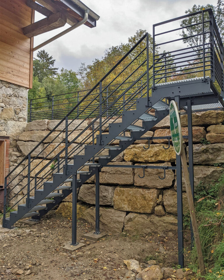 Réalisation d'un escalier extérieur en acier à Saint-Eustache