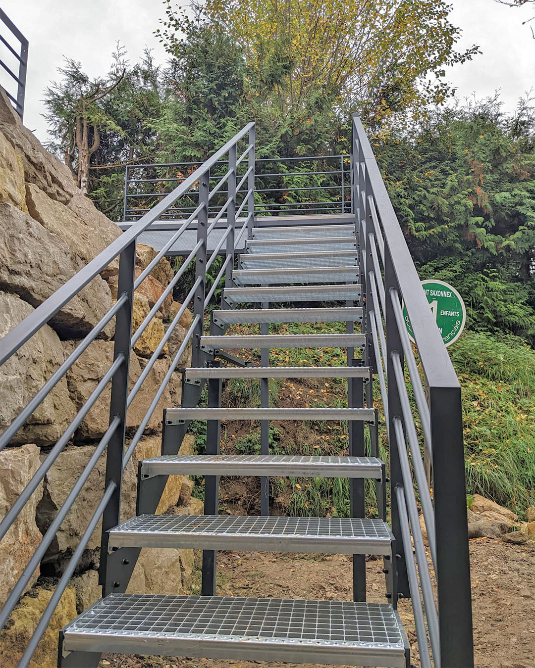 Réalisation d'un escalier extérieur en acier à Saint-Eustache