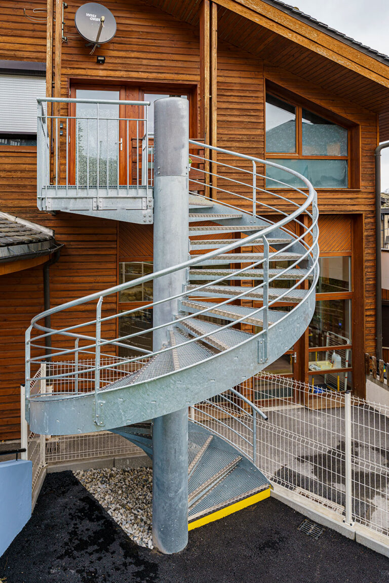 Escalier extérieur colimaçon en acier